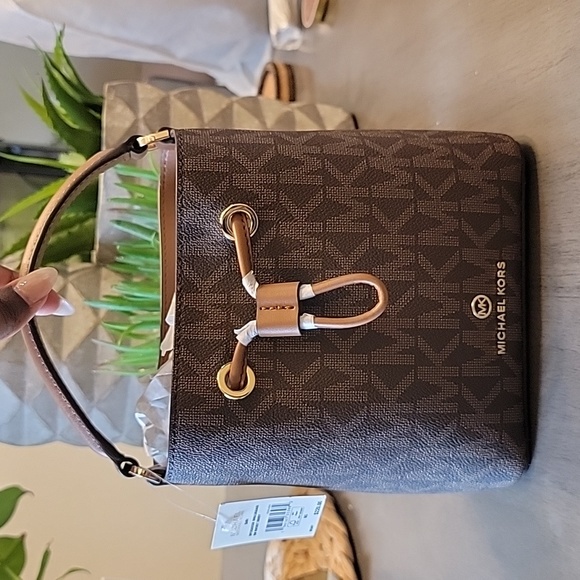 Michael Kors Small Suri Bucket Crossbody Bag - Picture 2 of 8